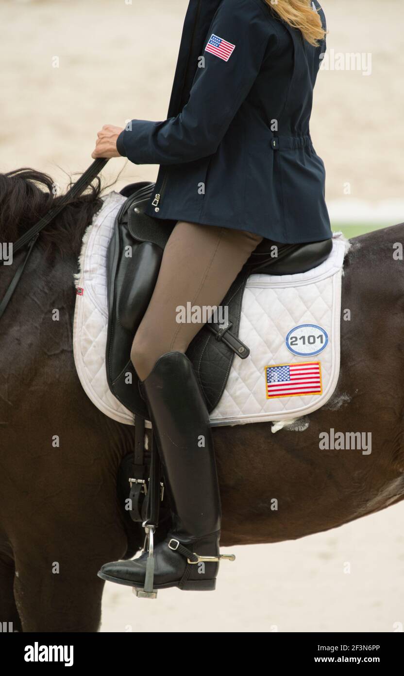 Cavaliere di dressage equestre in un apposito sedile di dressage che mostra alto nero stivali da dressage beige jodhpurs pelle inglese dressalage sella bianca pad Foto Stock
