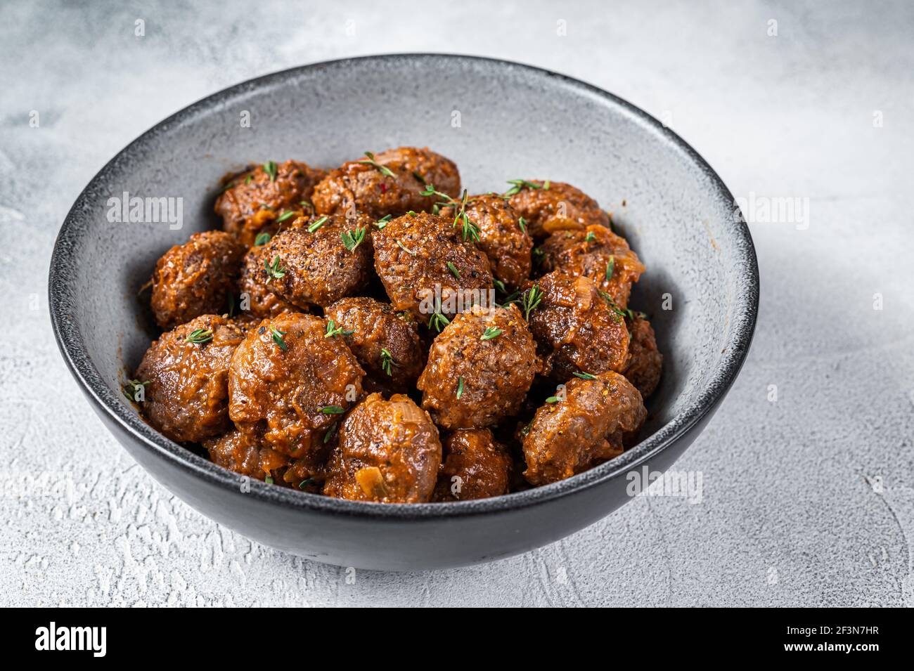 Polpette fritte in salsa di pomodoro di manzo macinato e carne di maiale. Sfondo bianco. Vista dall'alto Foto Stock