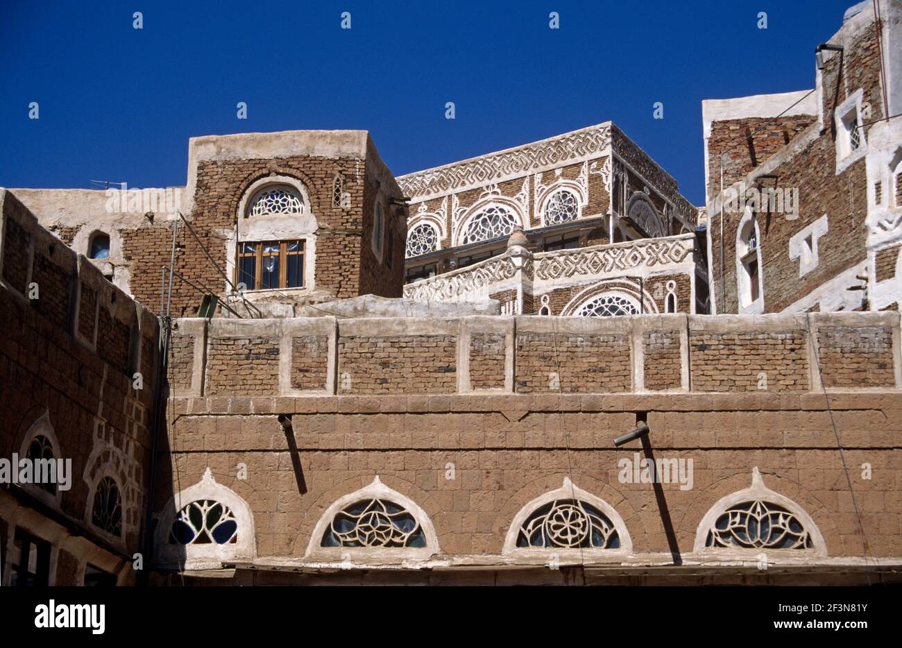 Sanaa è la storica capitale dello Yemen ed è famosa per le alte case riccamente decorate nella città vecchia, con decorazioni in stucco e fritte Foto Stock