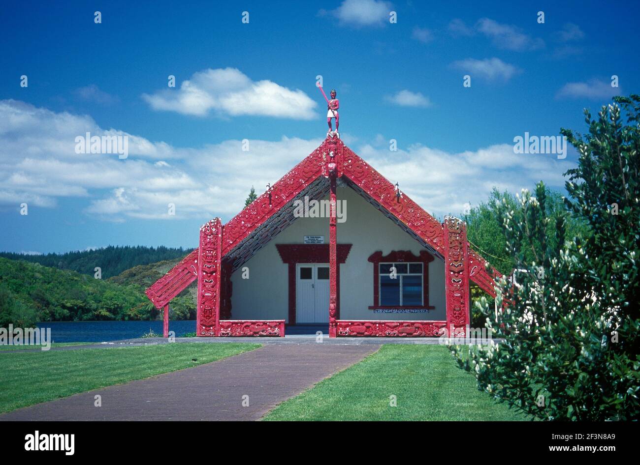 Le sale riunioni Maori hanno tavole riccamente decorate e intagliate sul . Sono il luogo per molte funzioni importanti della Comunità tale Foto Stock