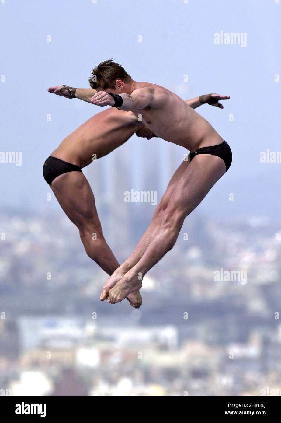 I subacquei australiani Helm e Newbery durante la finale di immersione sincronizzata della Coppa del mondo di nuoto, a Barcellona 2003. Foto Stock