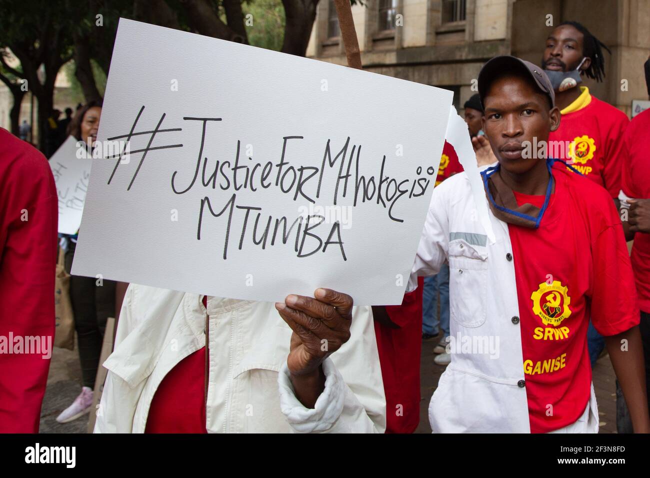 Johannesburg, Sudafrica. 17 Marzo 2021. Un manifestante mostra un cartello fuori dalla corte del Magistrato di Johannesburg durante una protesta.i manifestanti si radunano fuori dalla corte del Magistrato durante la comparsa in tribunale di ufficiali di polizia che sono implicati nell'assassinio di Mthokozisi Ntumba. (Foto di Thabo Jaiyesimi/SOPA Images/Sipa USA) Credit: Sipa USA/Alamy Live News Foto Stock