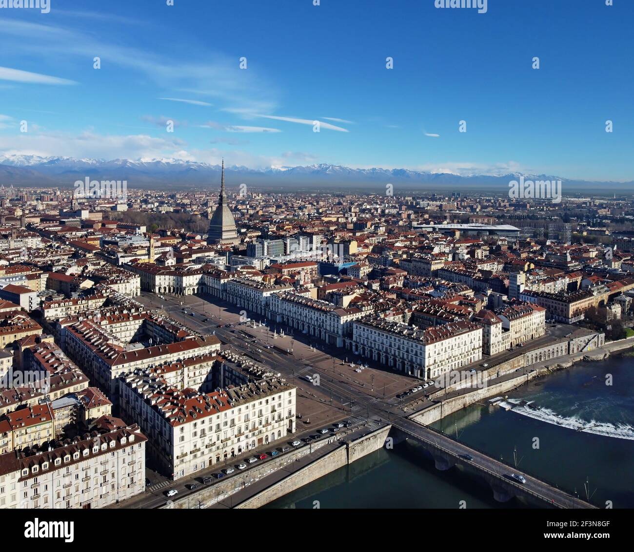 Vista aerea del centro di Torino, in Italia, in una giornata di sole, con Mole Antonelliana e le Alpi sullo sfondo. Foto Stock