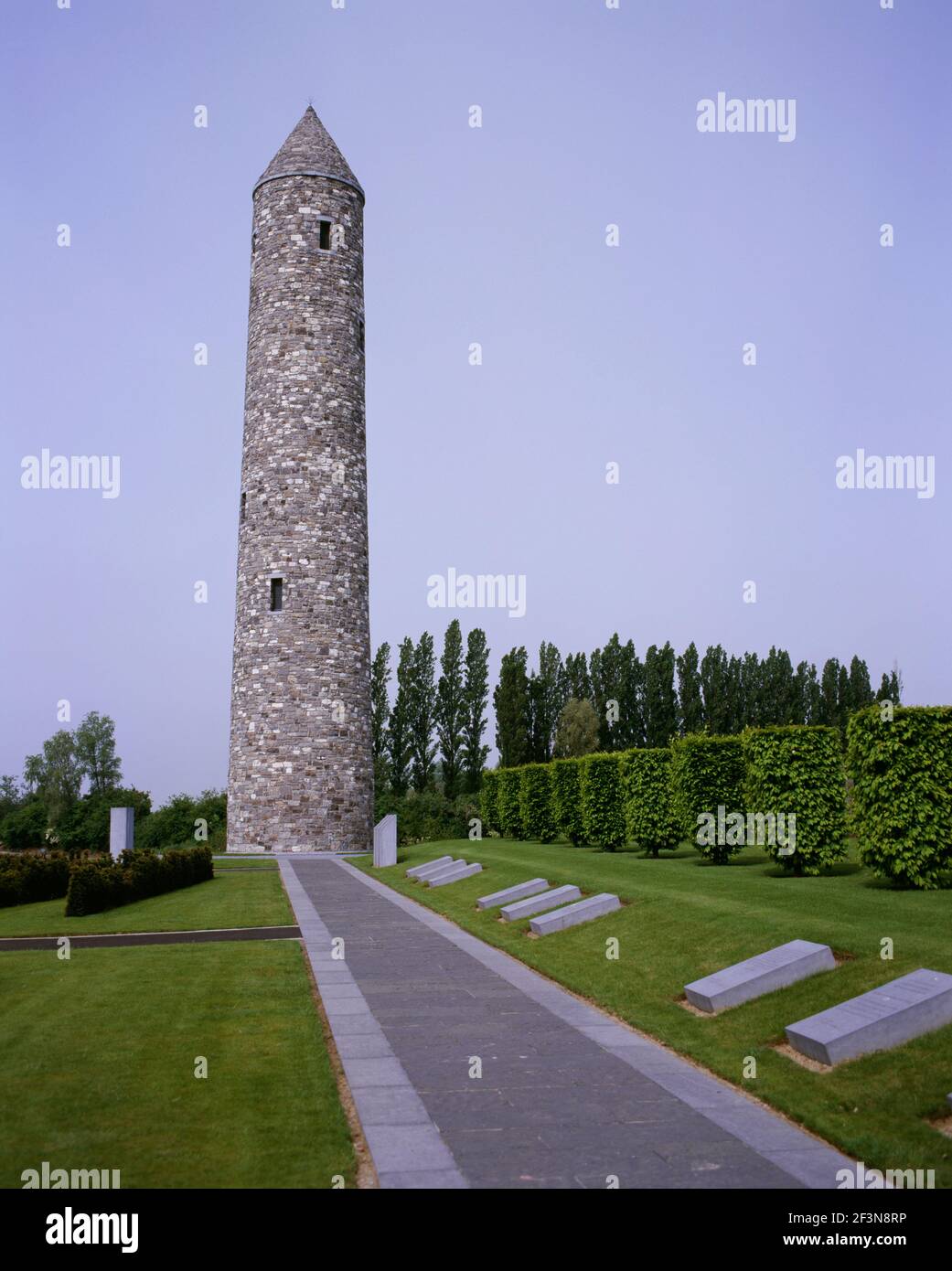 La commissione delle tombe di guerra del Commonwealth mantiene la prima guerra mondiale e. Western Front War Memorial e cimiteri di battaglia come il Salient Irish M Foto Stock