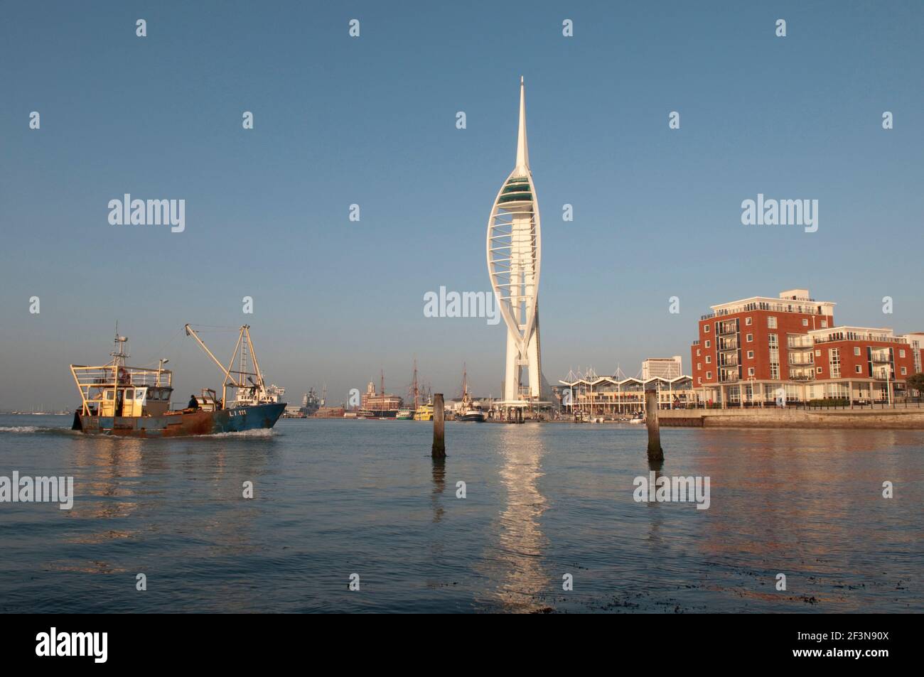 La Spinnaker Tower è un edificio situato nella zona dei moli rigenerati del lungomare della città. È il 558 Foto Stock