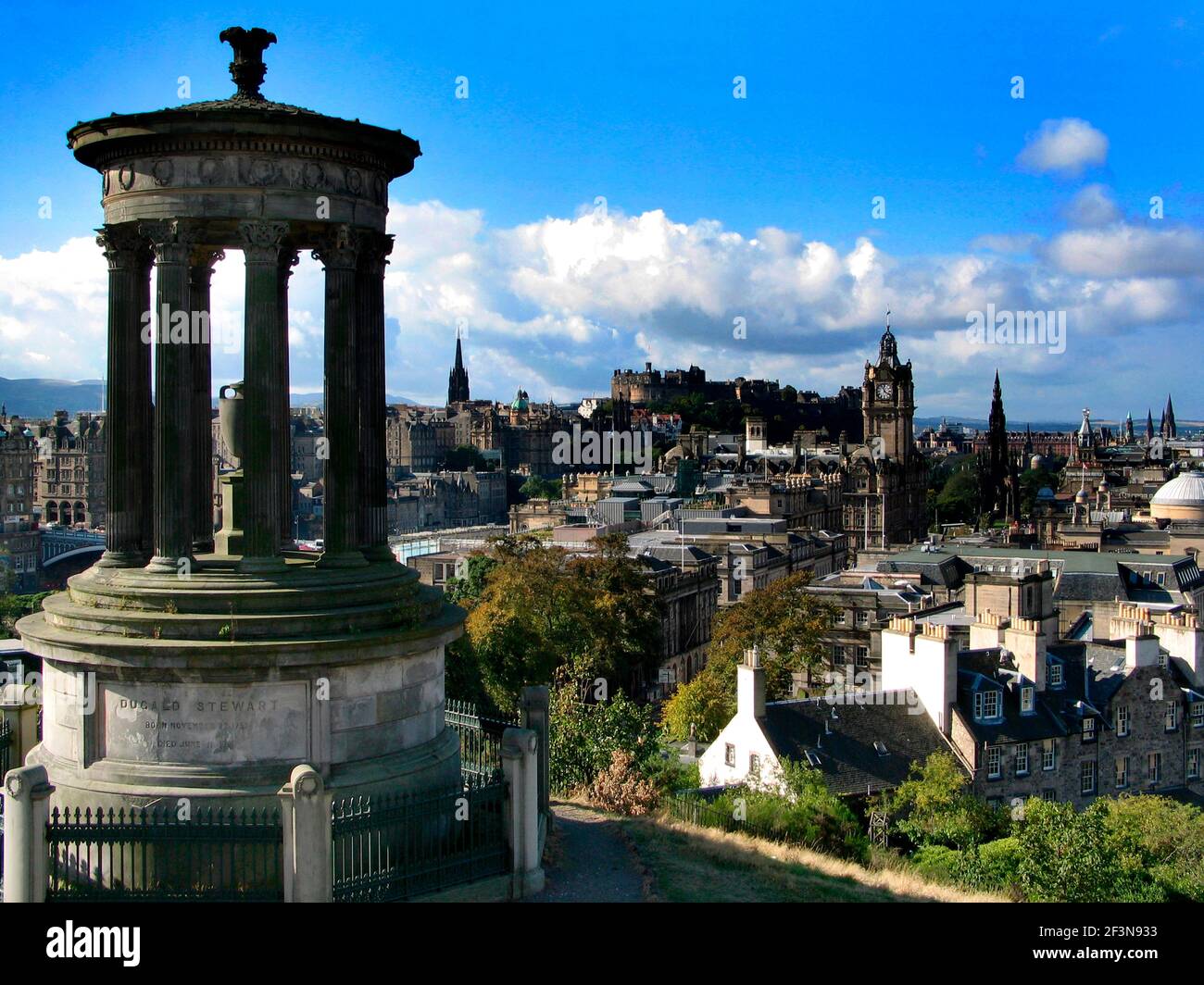 Vista della città da Calton Hill. Ducald Stewart Monument, Calton Hill, Castello di Edimburgo, Balmoral Hotel, collina, vista elevata, città, Foto Stock