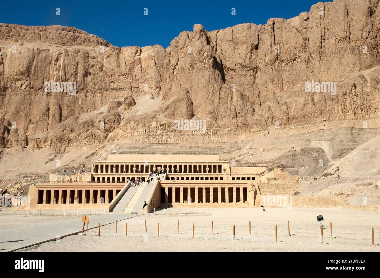 Deir el-Bahri è un complesso di templi mortuari e tombe situato di fronte a Luxor, sulla riva occidentale del fiume Nilo. Il Djeser-Djeseru è il mortuario Foto Stock