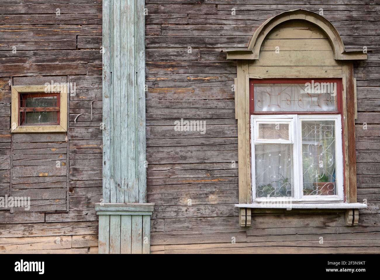 In alcune zone di Ekaterinburg vi sono molti edifici tradizionali in disuso, dato che le persone si sono spostate fuori dalle aree industriali, per trovare lavoro e nuove vite. Foto Stock