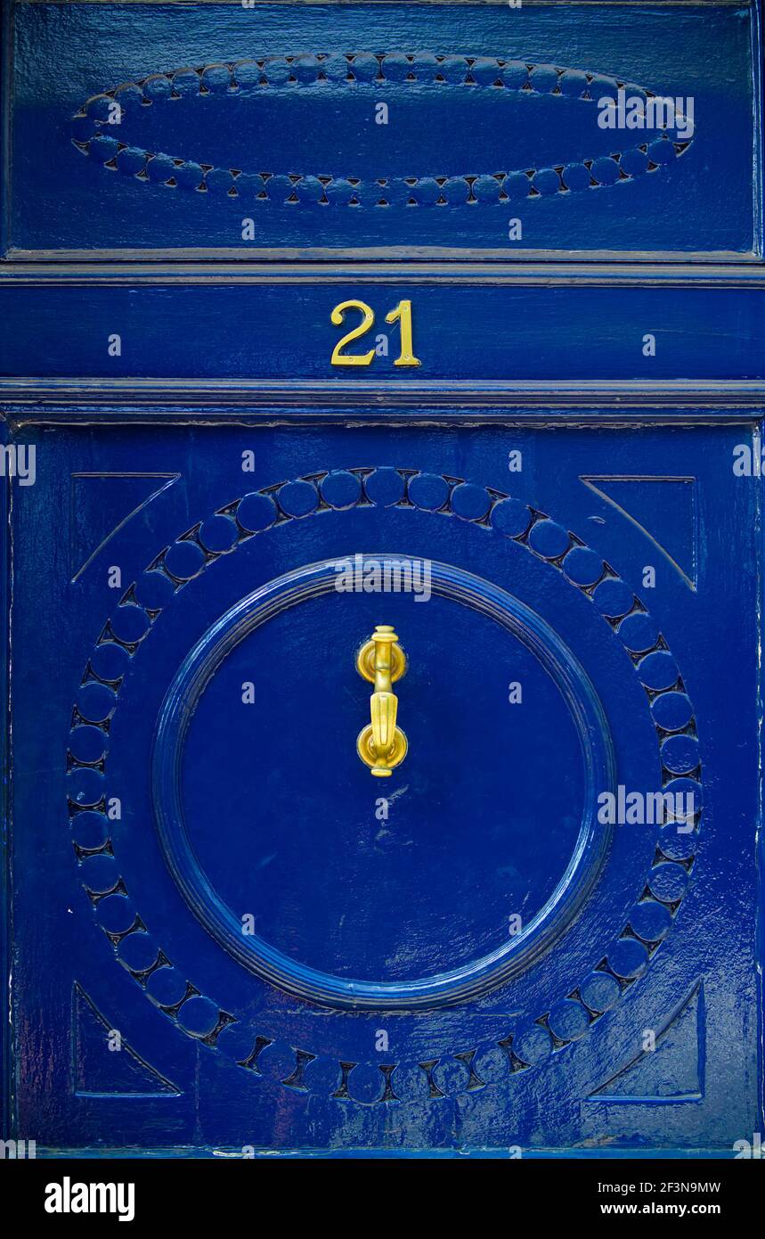 Le porte anteriori tradizionali di Londra hanno numeri grandi che indicano il numero della casa, e spesso hanno grandi bussole per porte in ottone. Foto Stock