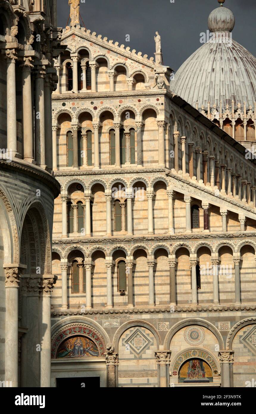 Il Duomo di Pisa è una cattedrale costruita in stile architettonico bizantino in marmo e pietra che sorge in Piazza dei Miracoli. Foto Stock
