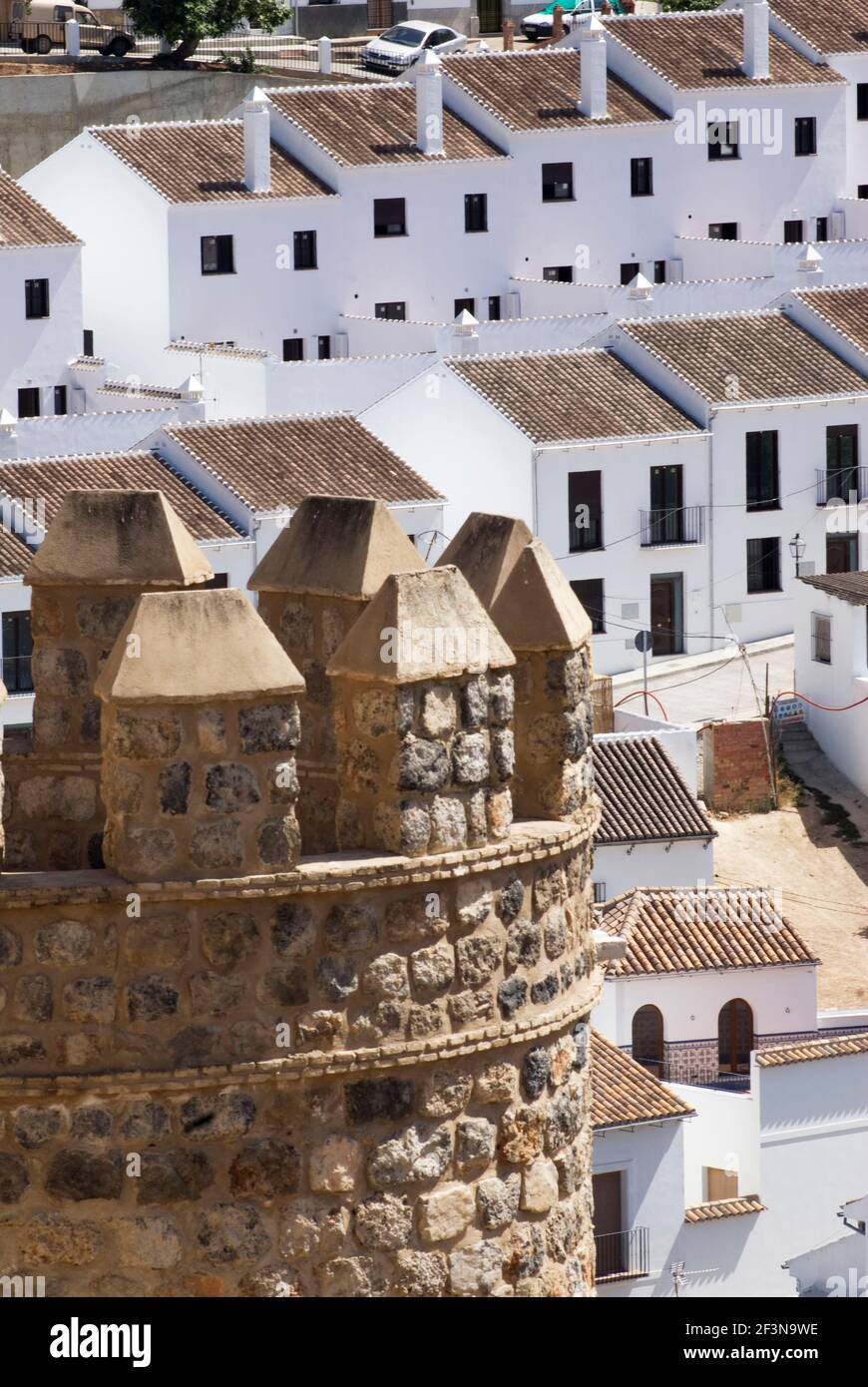 Le nuove case sono costruite nella periferia di Antequera appena sotto le mura del castello che dominano la città. Foto Stock