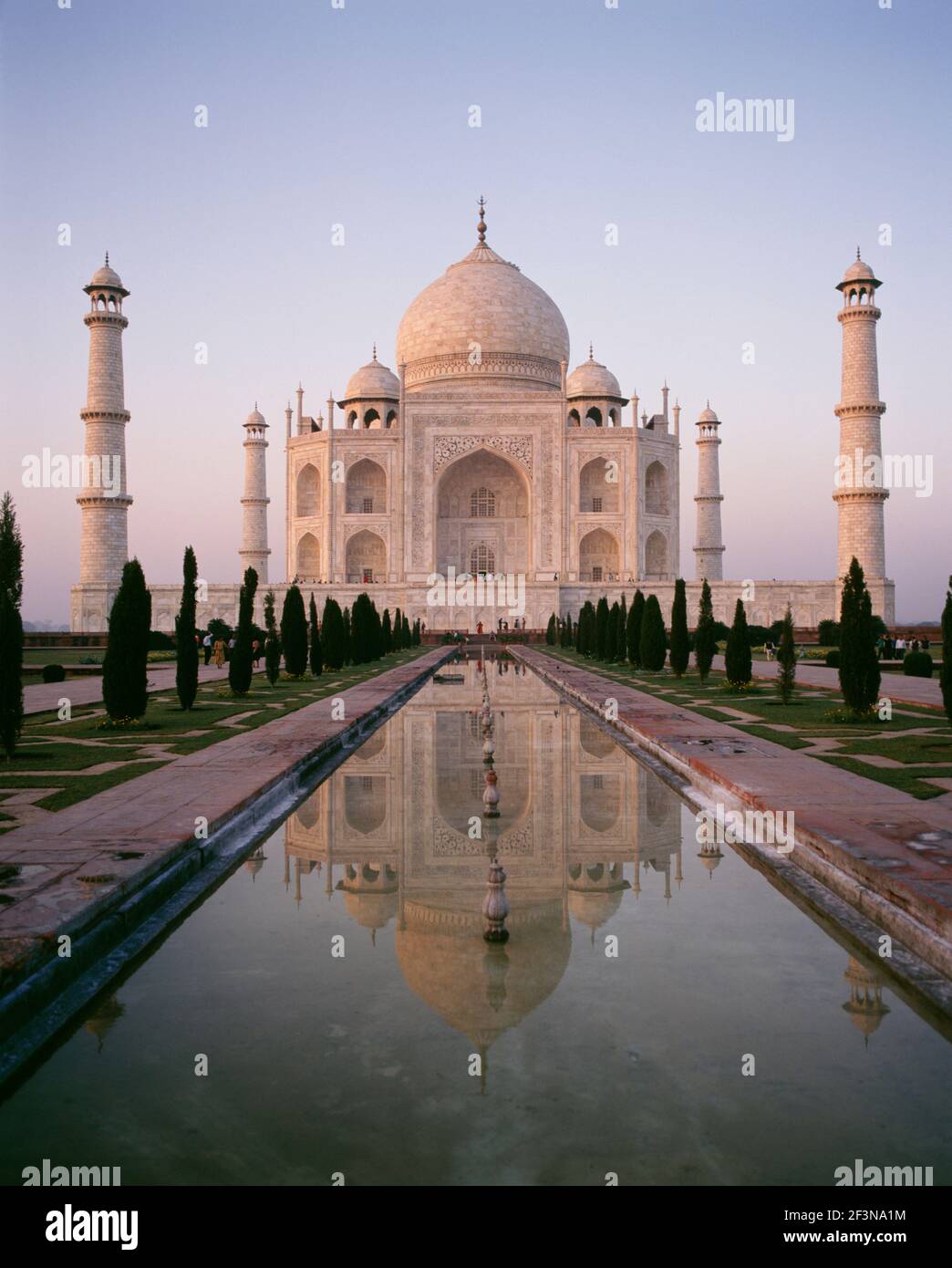 Il Taj Mahal è un mausoleo situato ad Agra, in India. L'imperatore Mughal Shah Jahan lo commissionò come mausoleo per la sua moglie preferita, Mumtaz. Contro Foto Stock