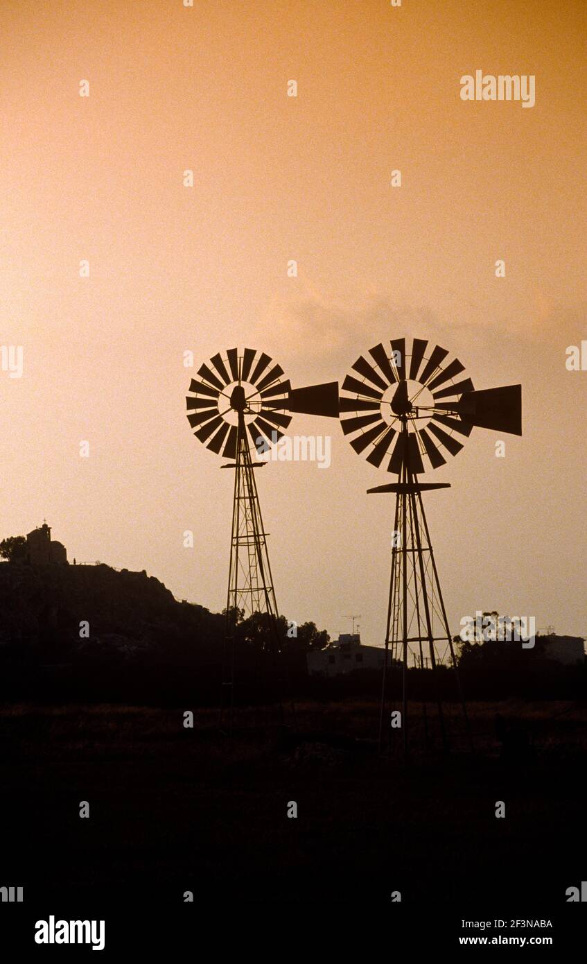 L'energia eolica è sfruttata dalle turbine eoliche nelle zone rurali dell'isola di Cipro ed è una fonte naturale di energia. Foto Stock