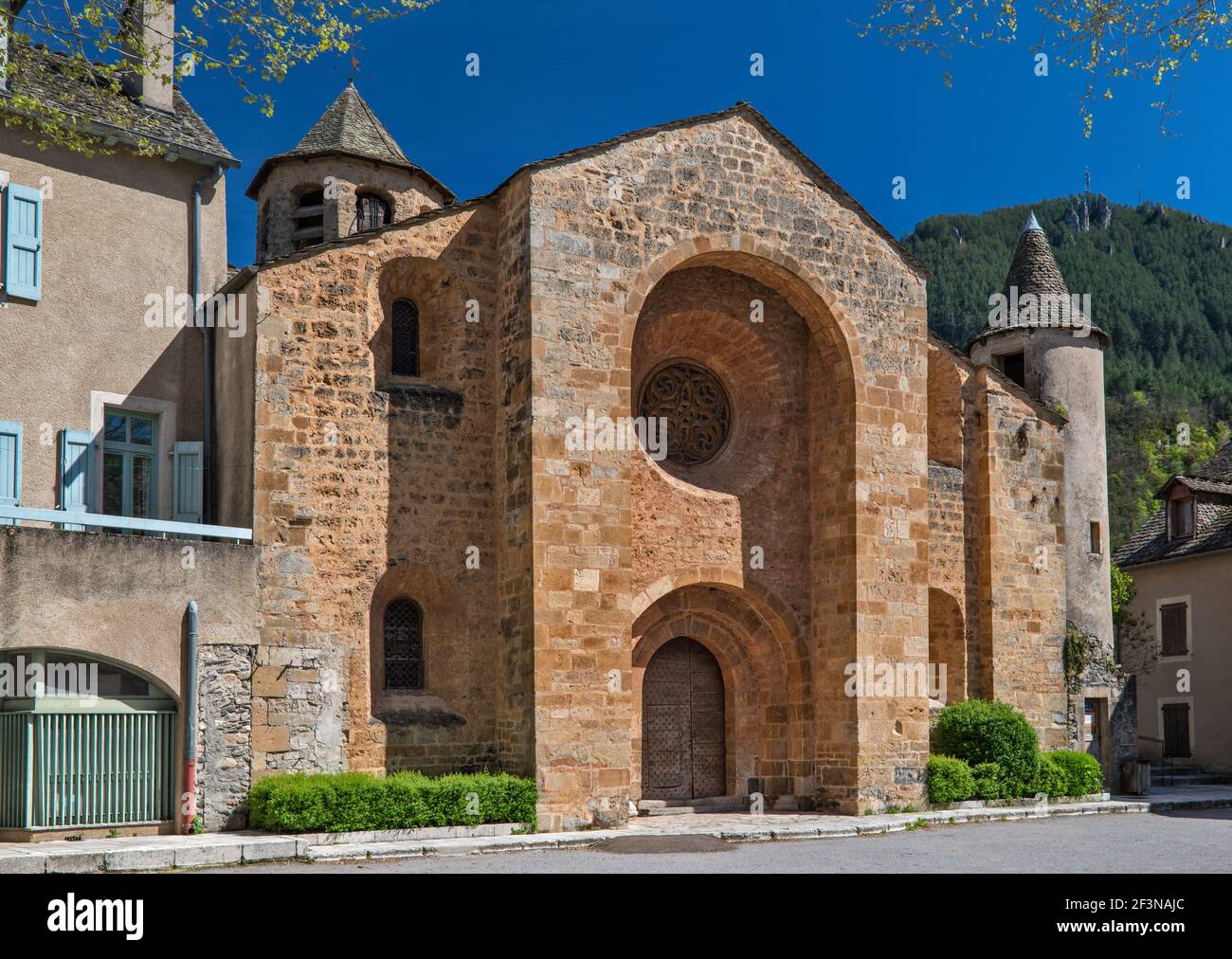 Saint-Pierre-et-Saint-Paul, Chiesa di San Pietro e San Paolo, 12 ° secolo, stile romanico, villaggio di Ispagnac, Gorges du Tarn, Lozere, Francia Foto Stock
