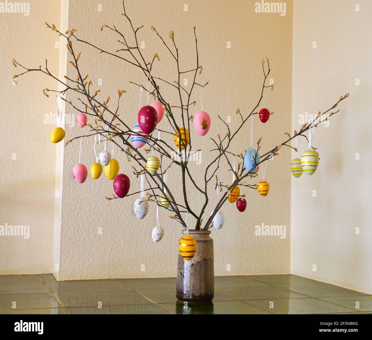 Albero di Pasqua decorato con uova di Pasqua colorate Foto Stock