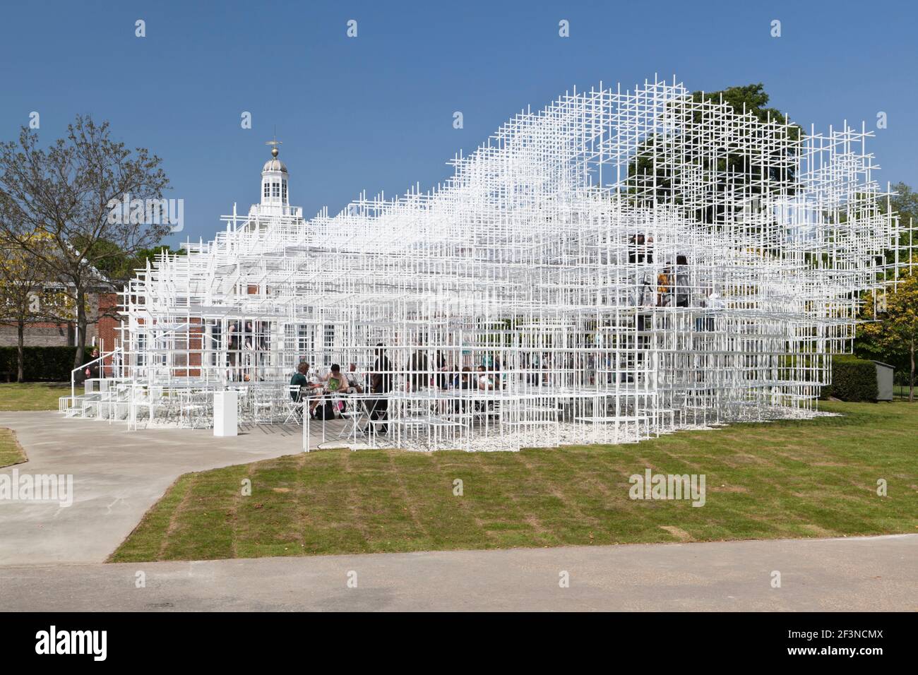 Vista generale del Serpentine Pavilion 2013, Kensington Gardens, Londra, W2, Inghilterra. Foto Stock