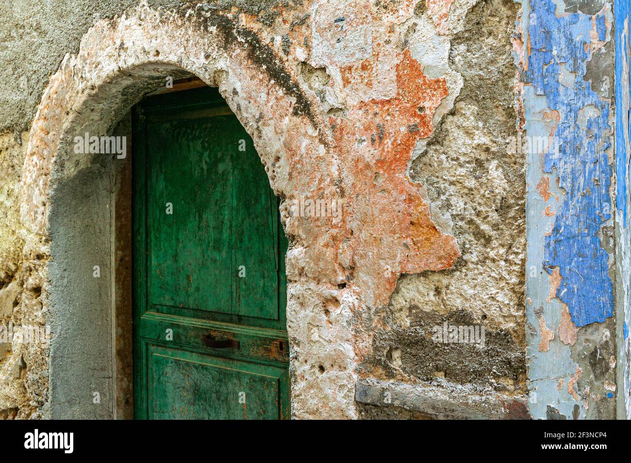 Pittoresco vicolo del villaggio di Scapoli con resti di colori sulle pareti. Molise, Italia, Europa Foto Stock