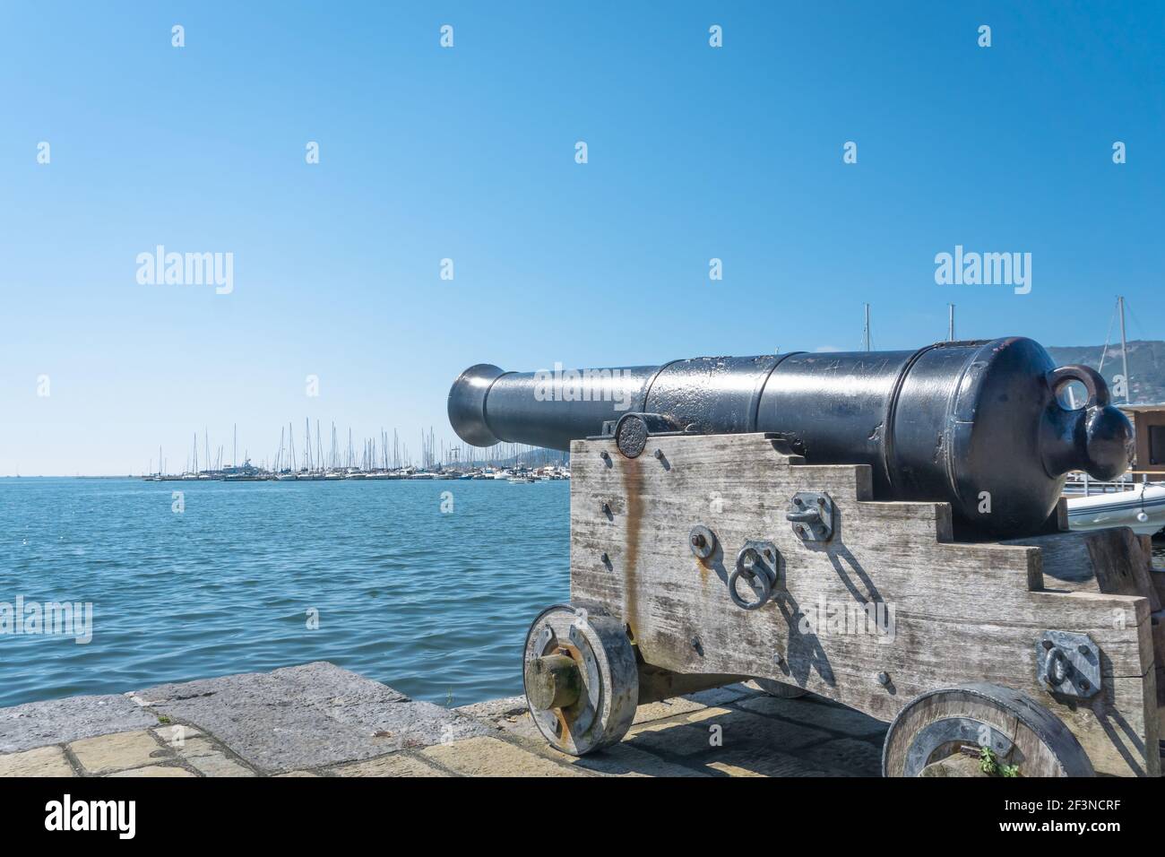 Una vista della pistola cannone nel porto sotto a. cielo blu chiaro Foto Stock