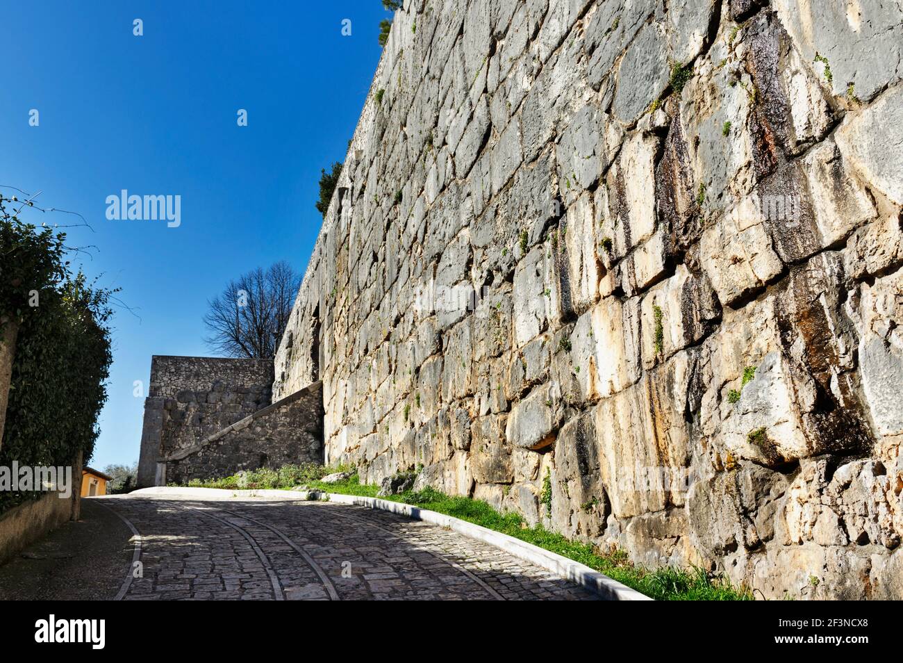 Fortificazione di acropoli ben conservata ad Alatri , Italia , la parete megalitica è formata da grandi blocchi calcarei Foto Stock