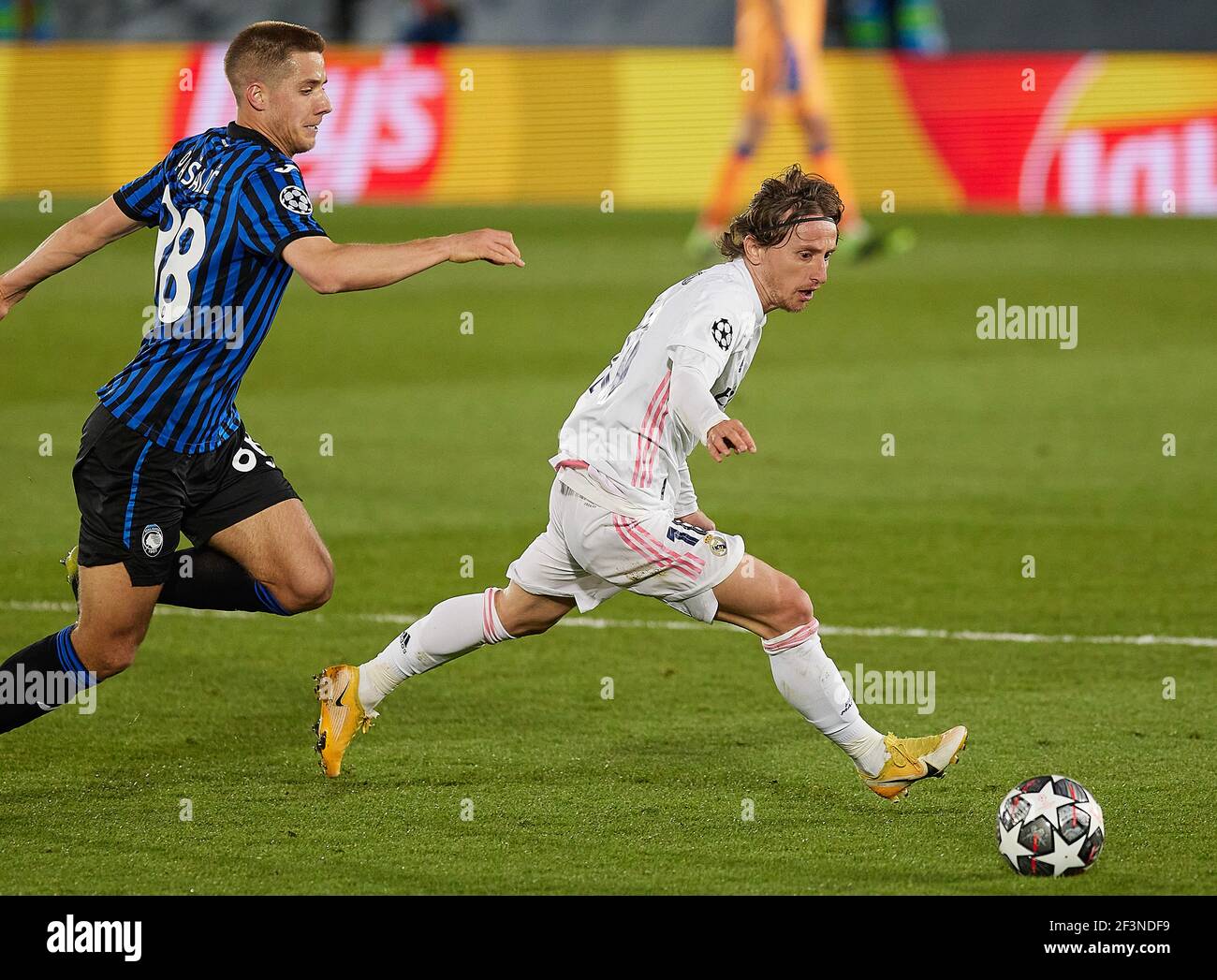 Madrid, Spagna. 16 Marzo 2021. Luka Modric (Real Madrid CF) e Mario Pasalic (Atalanta Bergamo) si battono per la palla durante il round della UEFA Champions League del 16, seconda tappa tra il Real Madrid e Atalanta Bergamo a Valdebebas Sport City a Madrid. (Punteggio finale; da 3 a 1 per Real Madrid, qualificandosi in un totale della cravatta 4-1) Credit: SOPA Images Limited/Alamy Live News Foto Stock