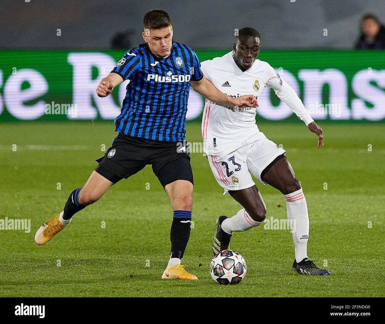 Madrid, Spagna. 16 Marzo 2021. Ferland Mendy (Real Madrid CF) e Russan Malinovskyi (Atalanta Bergamo) si battono per la palla durante il round della UEFA Champions League del 16, seconda tappa tra Real Madrid e Atalanta Bergamo a Valdebebas Sport City a Madrid. (Punteggio finale; da 3 a 1 per Real Madrid, qualificandosi in un totale della cravatta 4-1) Credit: SOPA Images Limited/Alamy Live News Foto Stock