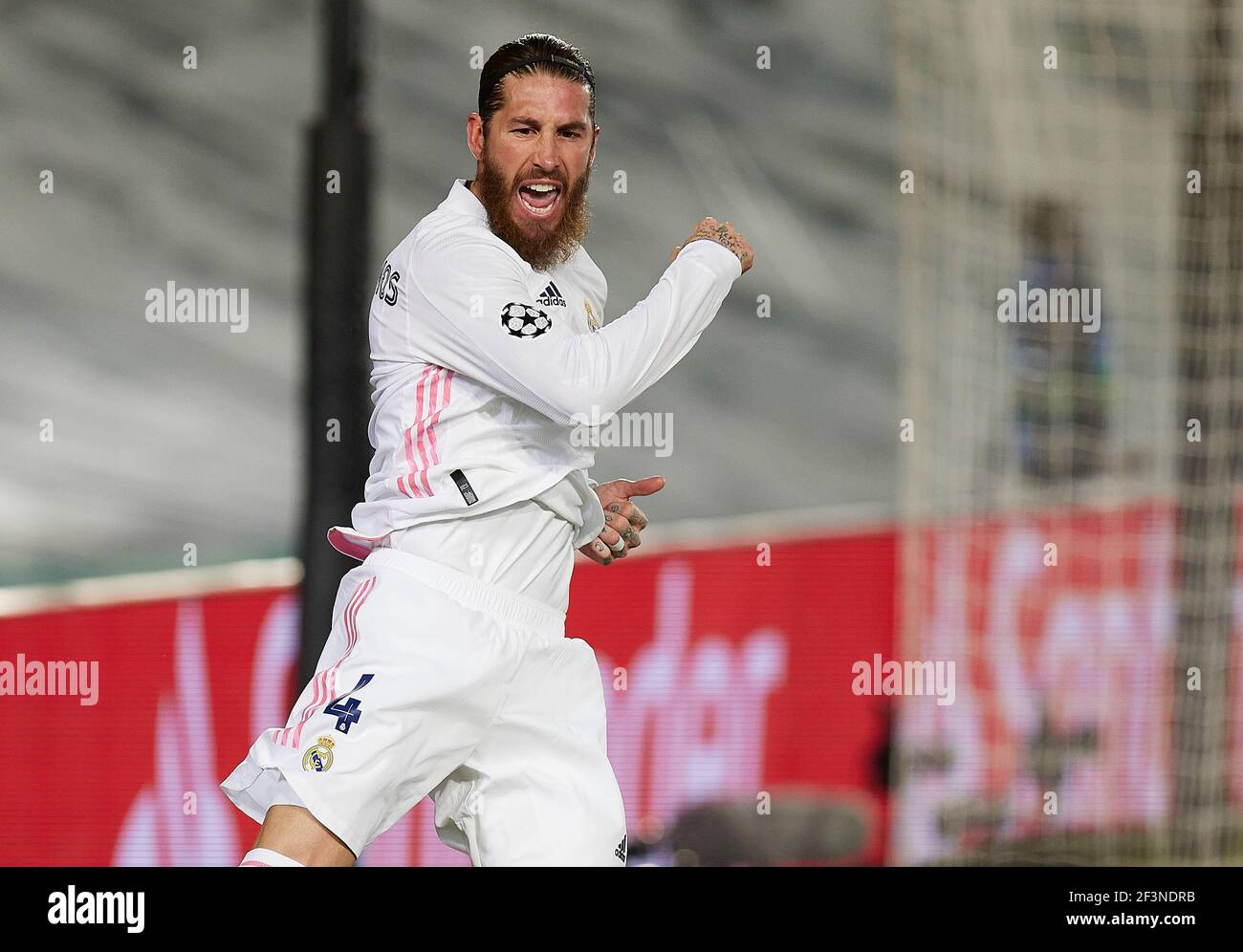 Madrid, Spagna. 16 Marzo 2021. Sergio Ramos (Real Madrid CF) festeggia dopo aver segnato il suo teamës secondo gol durante il round della UEFA Champions League di 16 seconda tappa tra Real Madrid e Atalanta Bergamo a Valdebebas Sport City a Madrid. (Punteggio finale; da 3 a 1 per Real Madrid, qualificandosi in un totale della cravatta 4-1) Credit: SOPA Images Limited/Alamy Live News Foto Stock