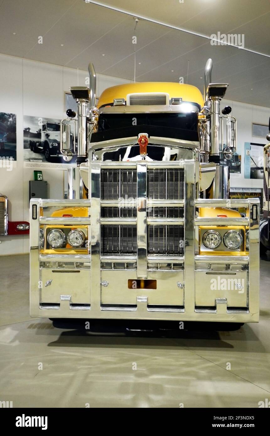 Alice Springs, NT, Australia - 20 novembre 2017: Camion pesante chiamato treno stradale nel Museo di Ghan, situato fuori della città nel territorio del Nord Foto Stock