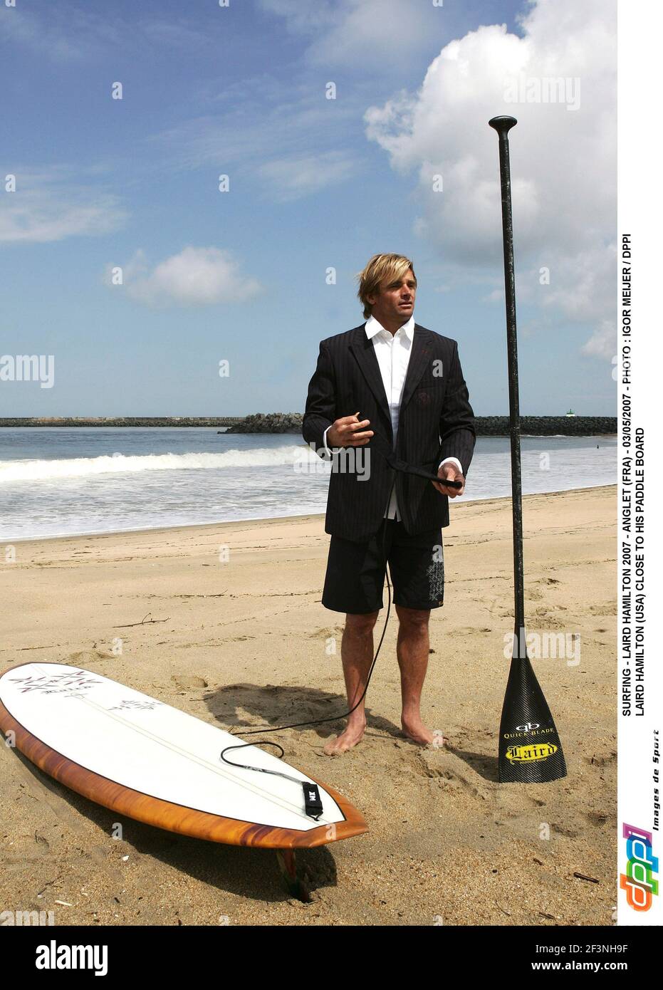 SURF - LAIRD HAMILTON 2007 - ANGLET (FRA) - 03/05/2007 - PHOTO : IGOR MEIJER / DPPI LAIRD HAMILTON (USA) VICINO ALLA SUA TAVOLA DA PADDLE Foto Stock