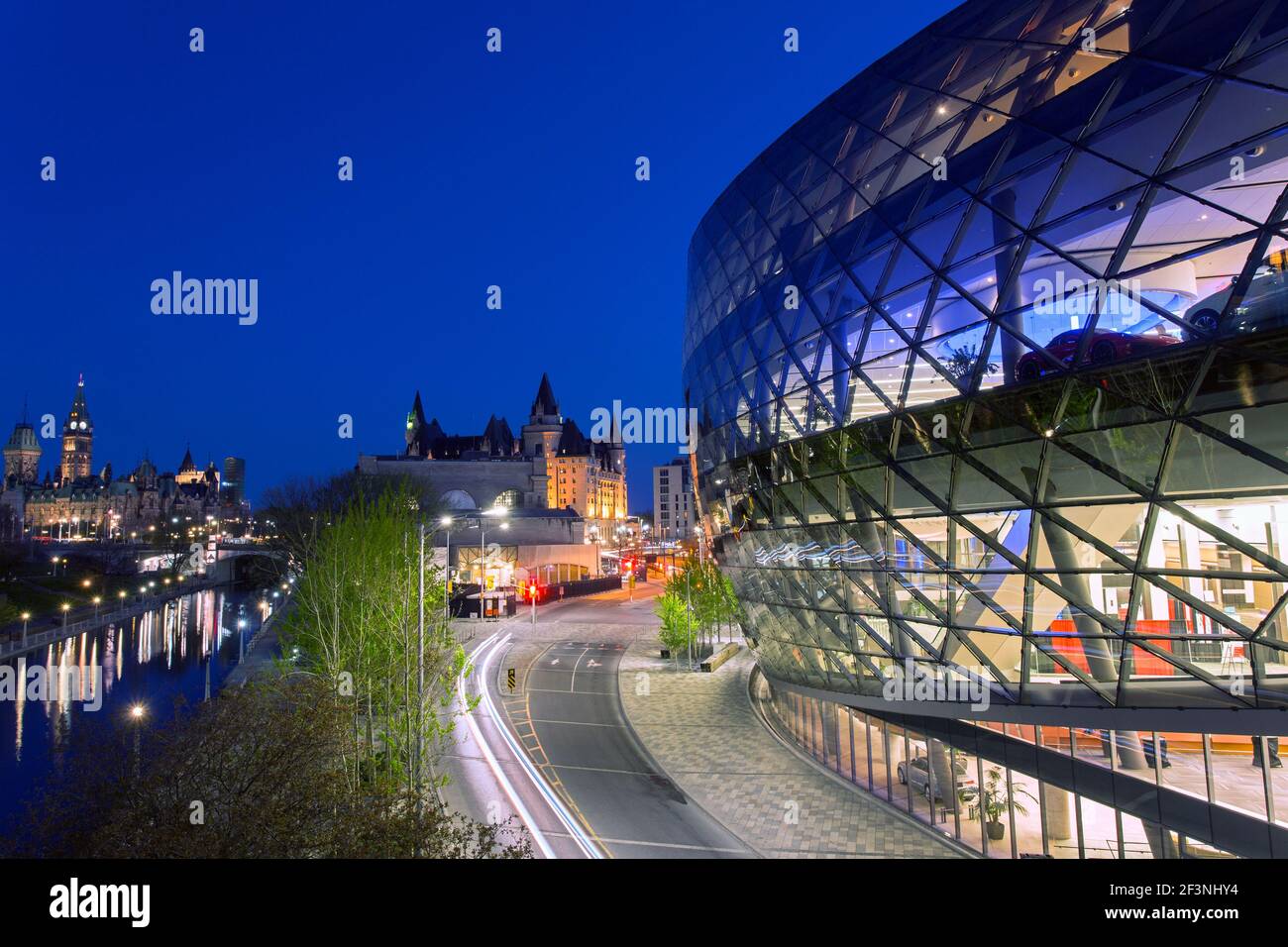 Canada, Ontario, Ottawa, Ottawa Convention Center, Shaw Center con Rideau Canal, il Parlamento edifici e l'hotel Chateau Laurier Foto Stock