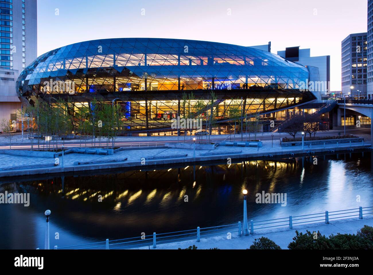 Canada, Ontario, Ottawa, Ottawa Convention Centre, un moderno edificio in vetro situato sul canale Rideau. Foto Stock