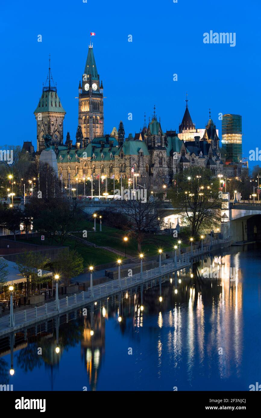 Canada, Ontario, Ottawa, Parlamento e il canale Rideau al tramonto Foto Stock