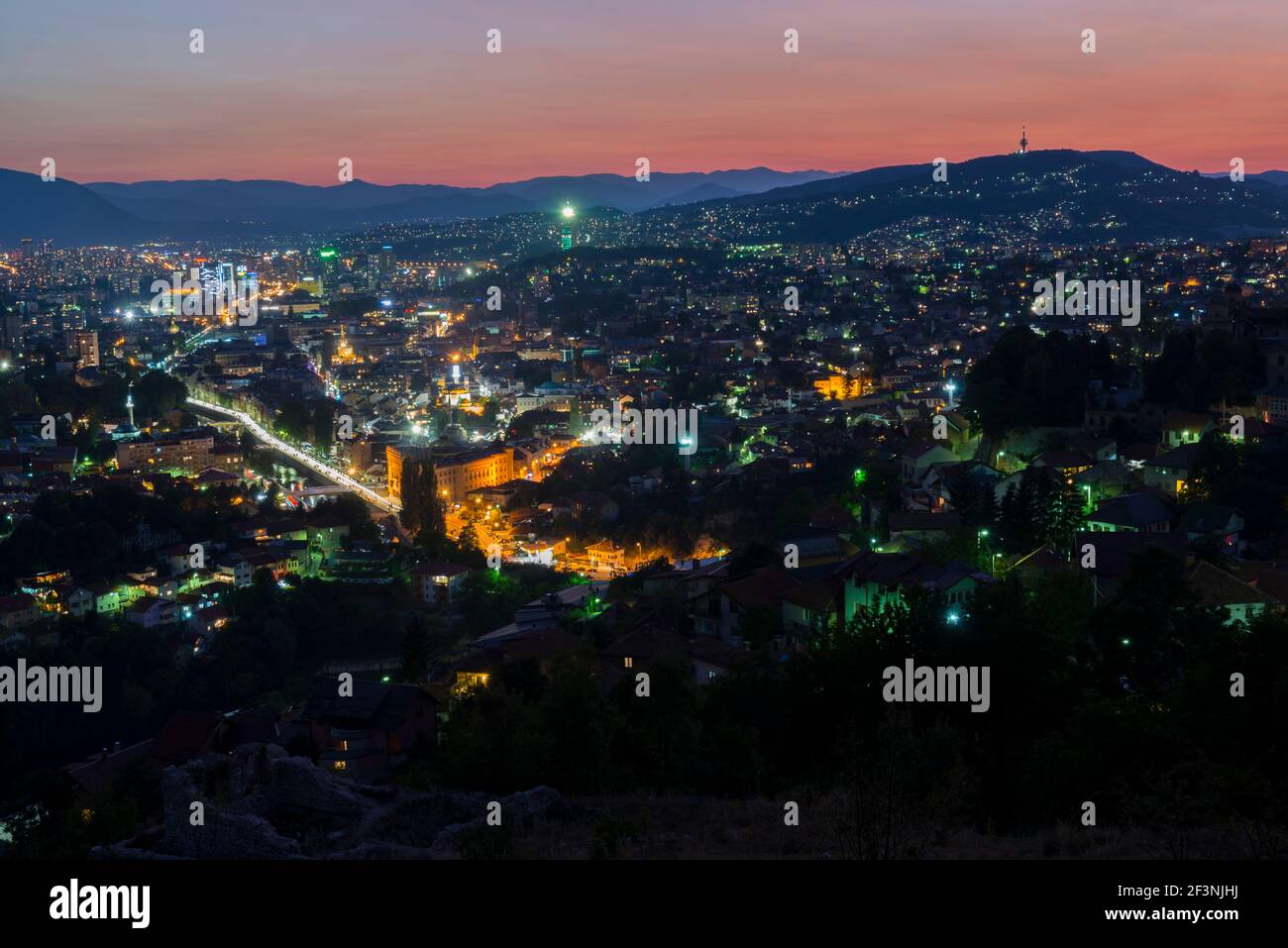 Vista della città di notte dalle montagne di Sarajevo, capitale della Bosnia-Erzegovina. Foto Stock