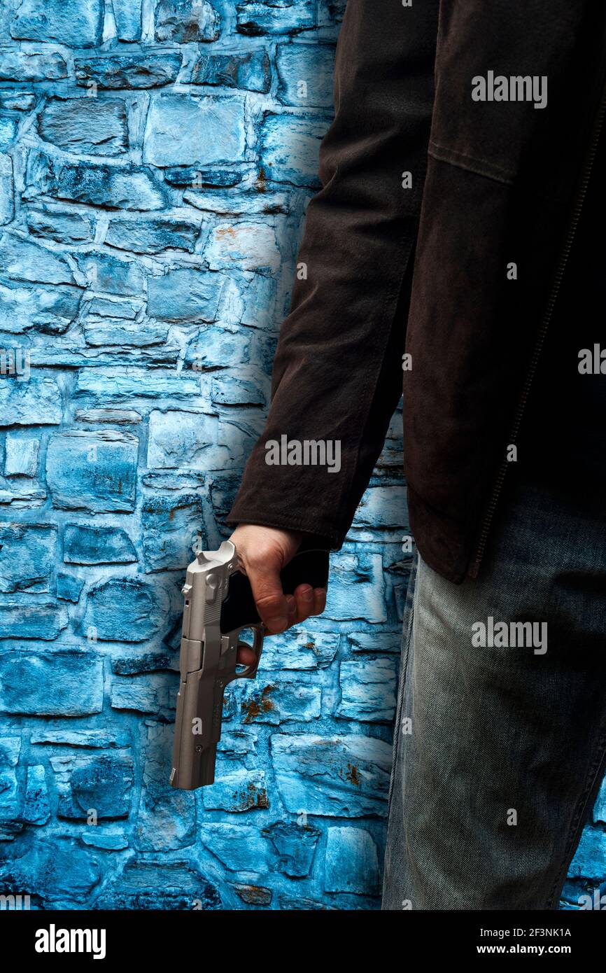 uomo con una pistola in mano, mistero delitto immagine per copertina libro Foto Stock