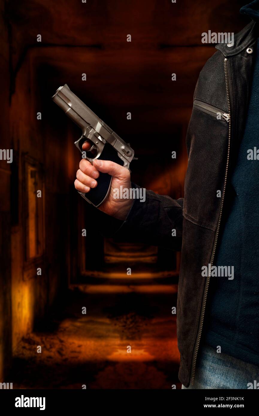 uomo con una pistola in mano, mistero delitto immagine per copertina libro Foto Stock