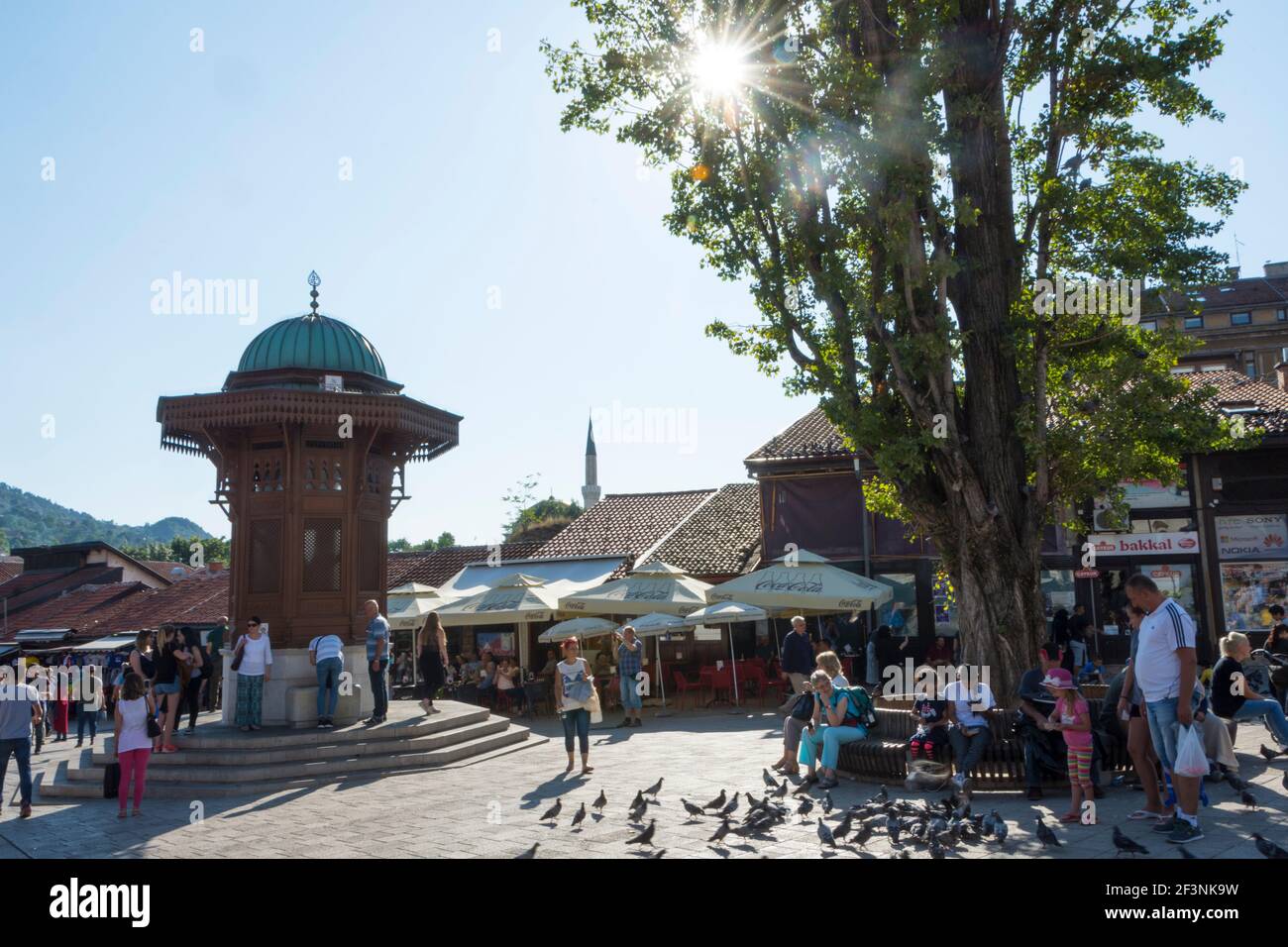 La fontana Sebilj di Baščaršija, il vecchio bazar di Sarajevo e il centro storico e culturale della città. Bosnia-Erzegovina. Foto Stock