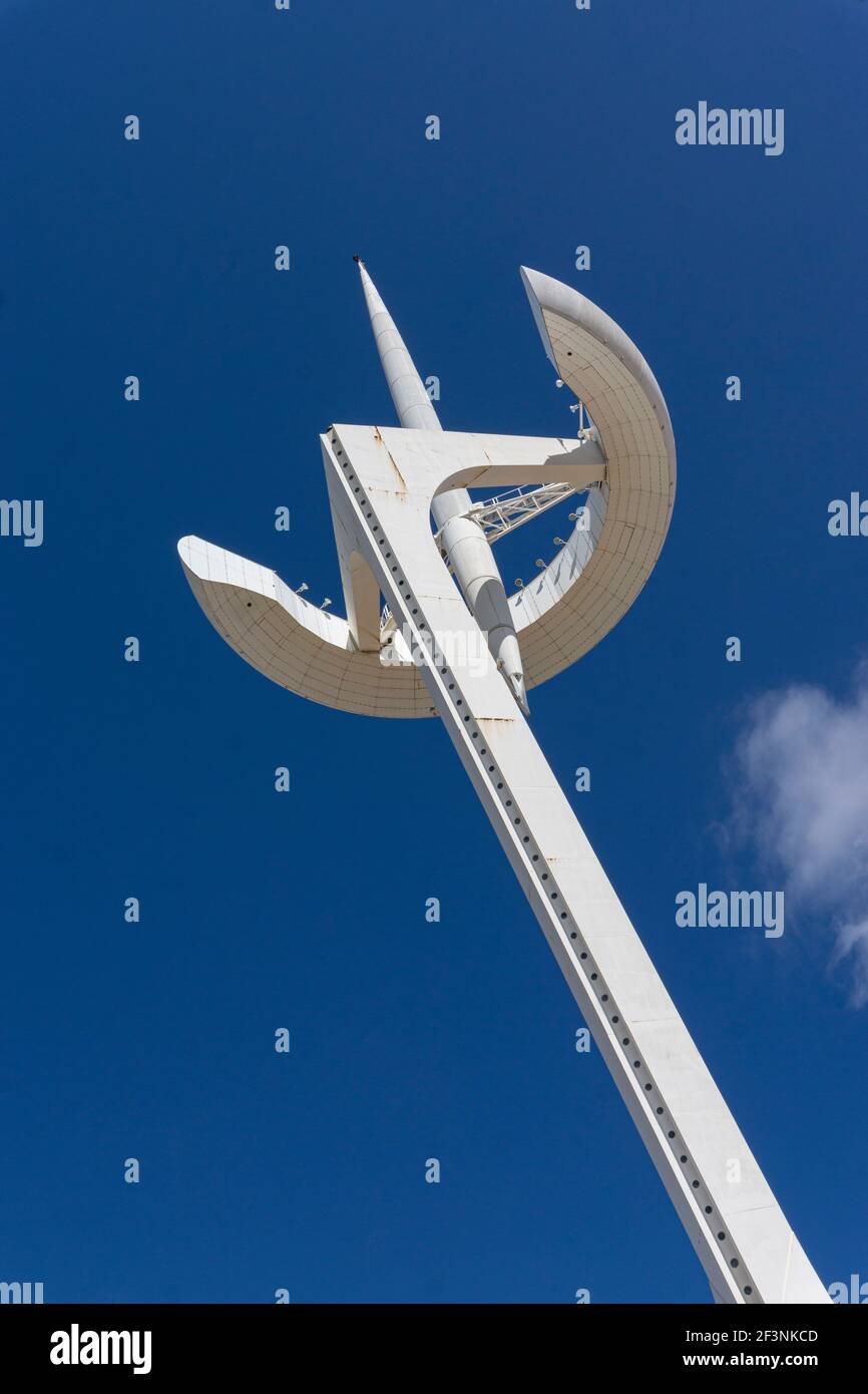 Torre delle telecomunicazioni in una delle montagne di Barcellona in Spagna Foto Stock