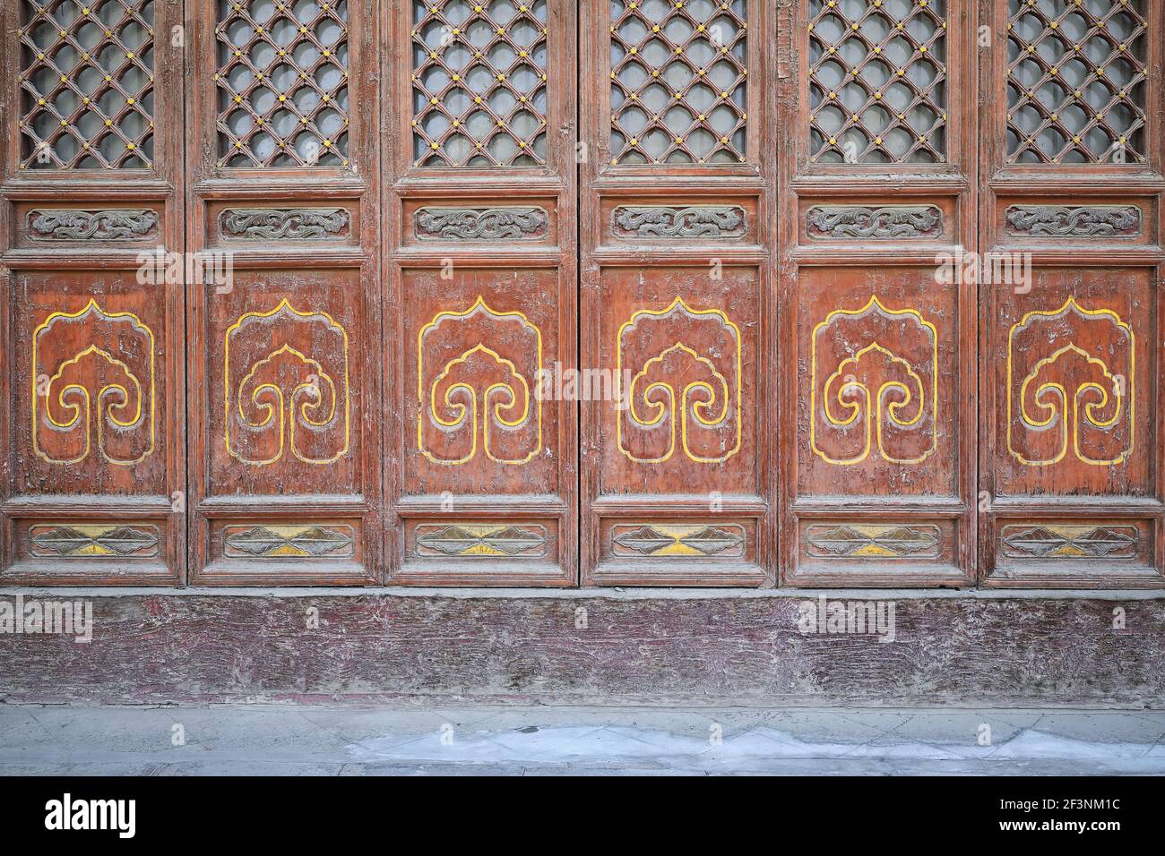 Pannelli delle porte a reticolo-Discipline Classiche Buddiste-Sutras Exhibition Hall-Dafo si-Grande Tempio del Buddha. Zhangye-Gansu-Cina-1261 Foto Stock