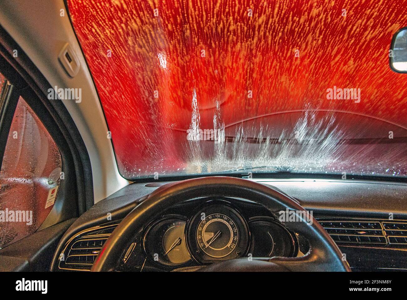 Vista attraverso il parabrezza di un'automobile in un autolavaggio automatico. Foto:Bo Arrhed Foto Stock