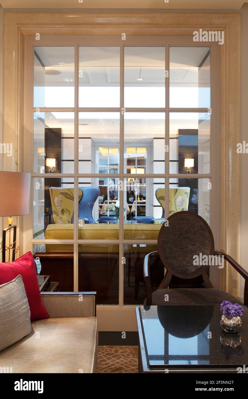Scorrete attraverso la finestra interna all'Emmeline Pankhurst lounge Beyond | | Designer: RPW Foto Stock