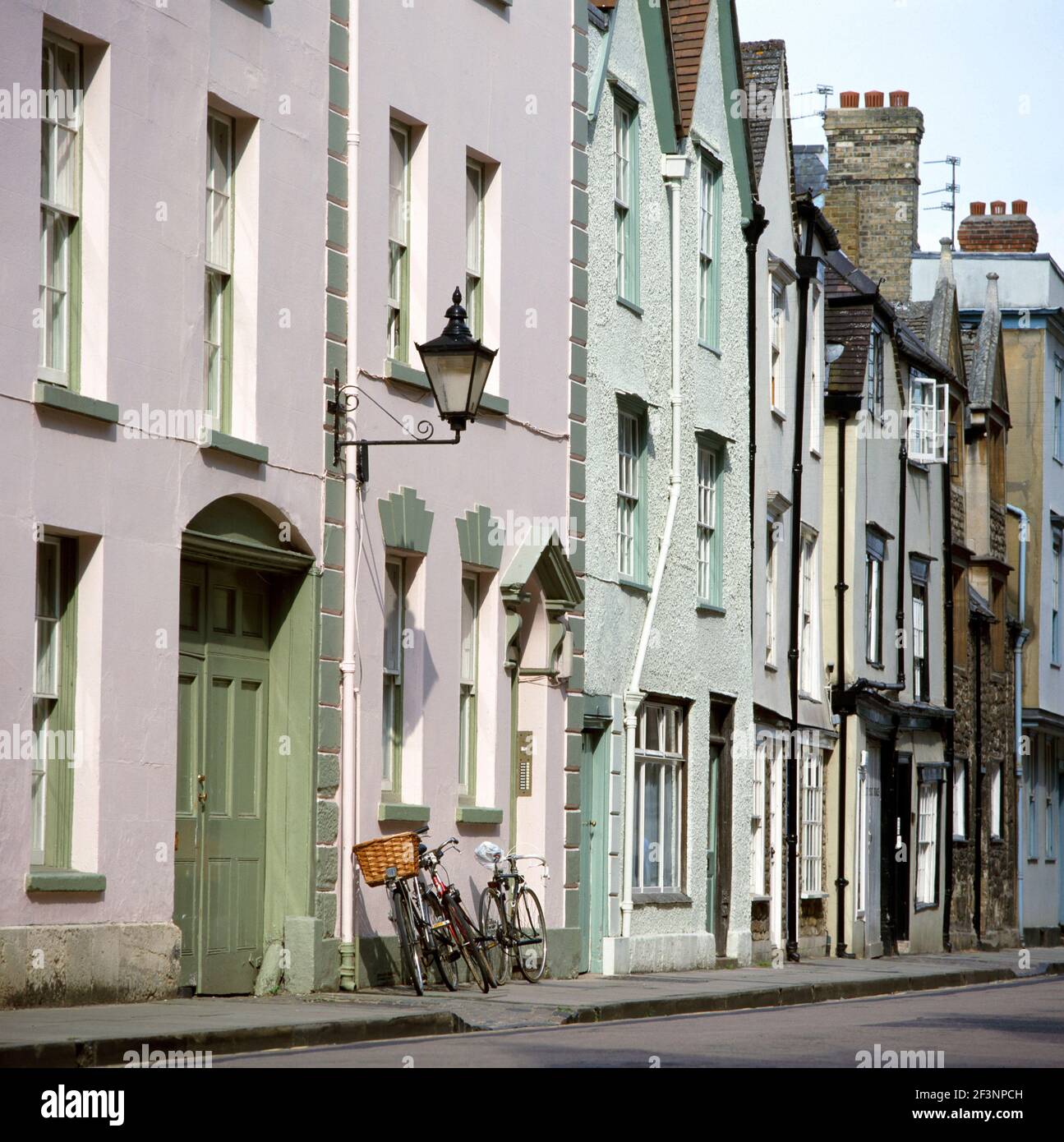 HOLYWELL Street, Oxford. Vista generale della strada con le biciclette appoggiata contro la parete. Case a schiera. Foto Stock