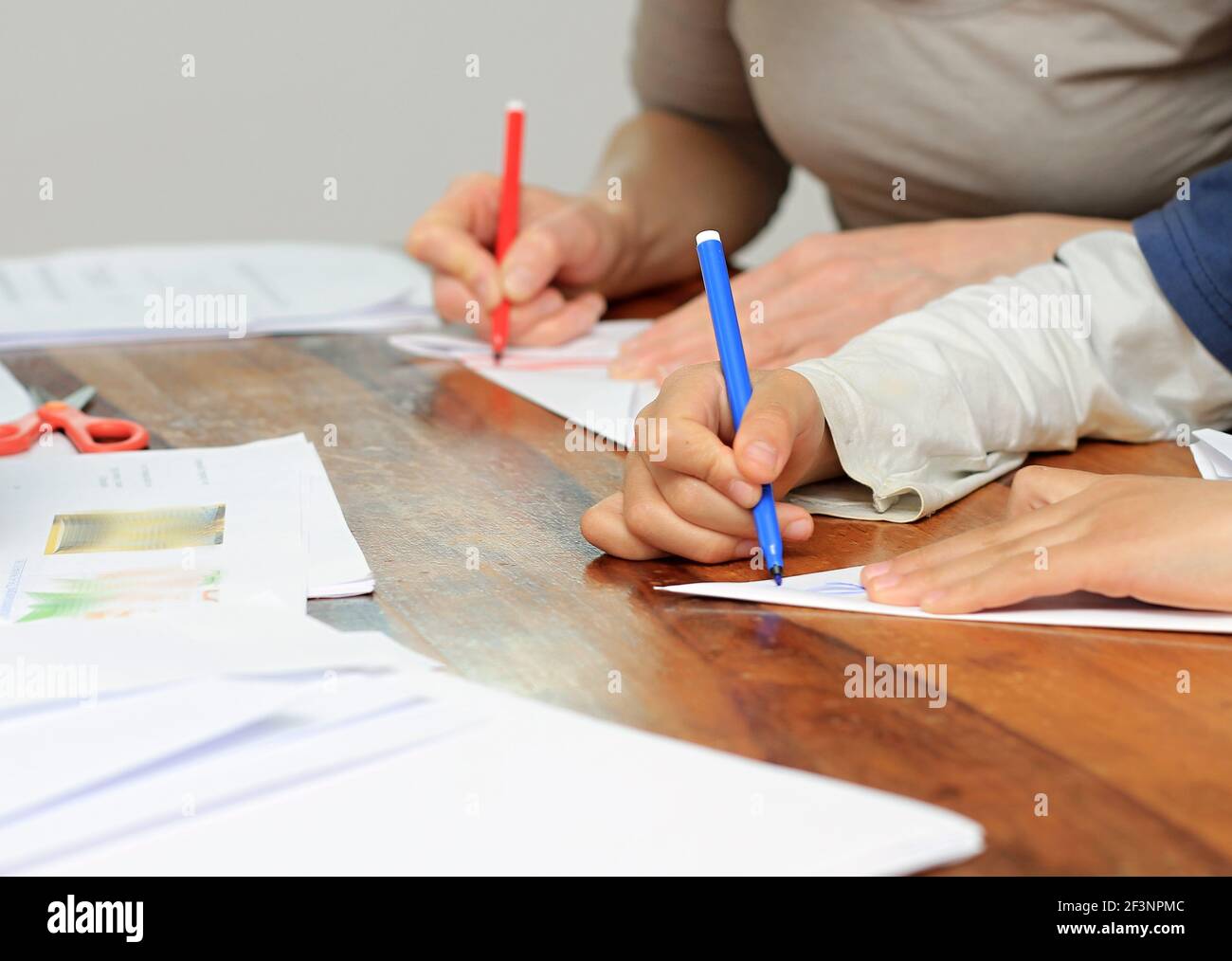 lavoro a casa con il bambino che fa lavoro d'ufficio sul tabella con penna e carta fotografica Foto Stock