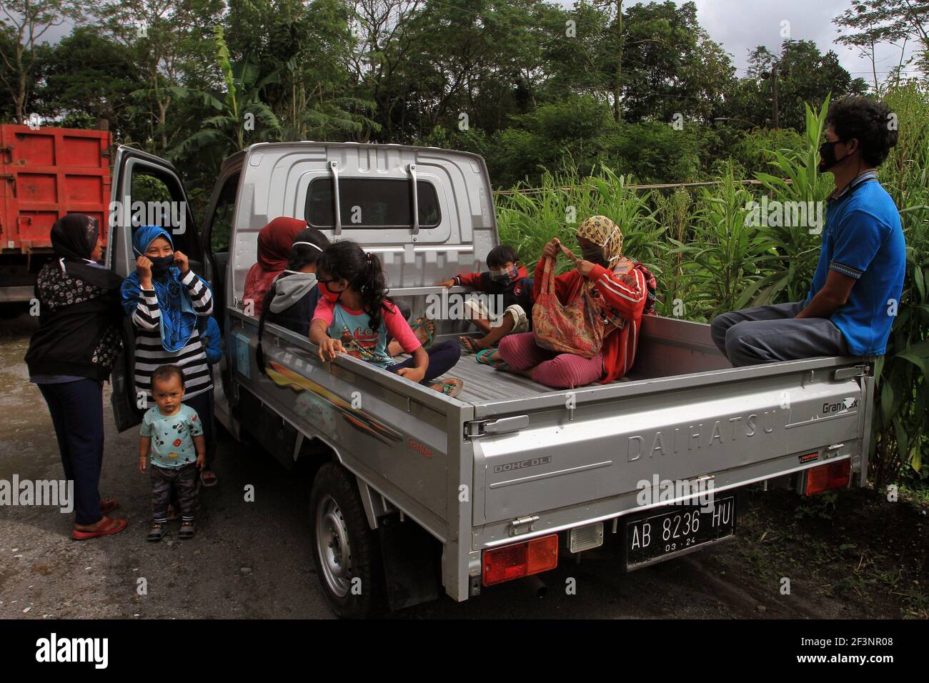 Abitanti evacuati dopo l'eruzione del Monte Merapi in Indonesia Foto Stock