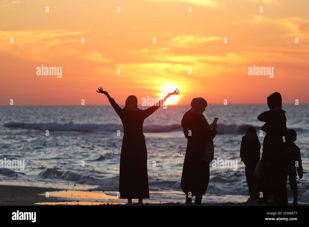 Vita quotidiana durante il tramonto a Gaza Foto Stock