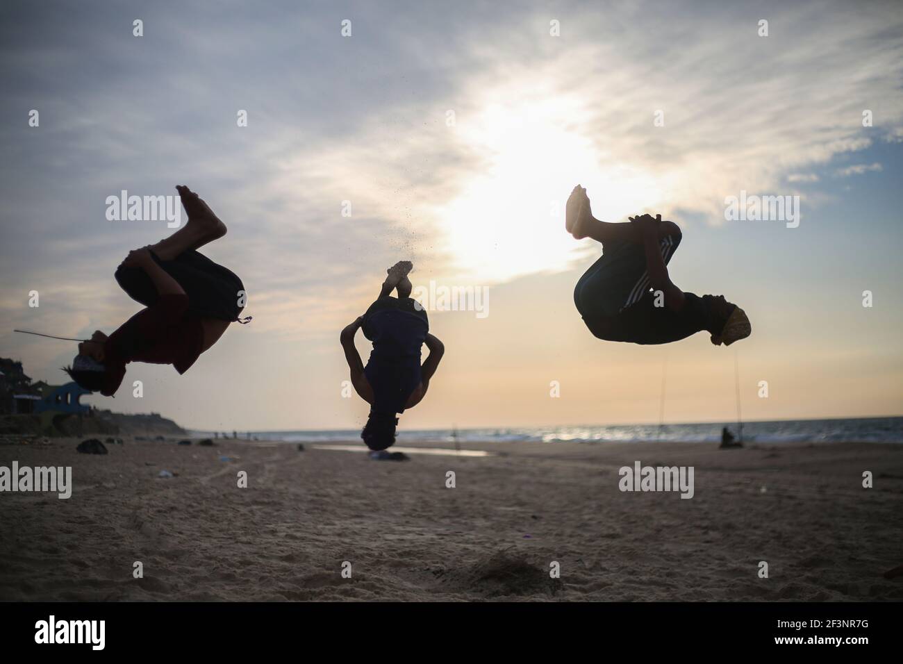 I giovani palestinesi praticano il Parkour a Gaza Foto Stock