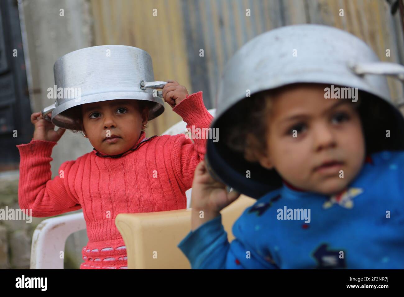 Distribuzione degli aiuti alimentari alle famiglie bisognose a Gaza Foto Stock