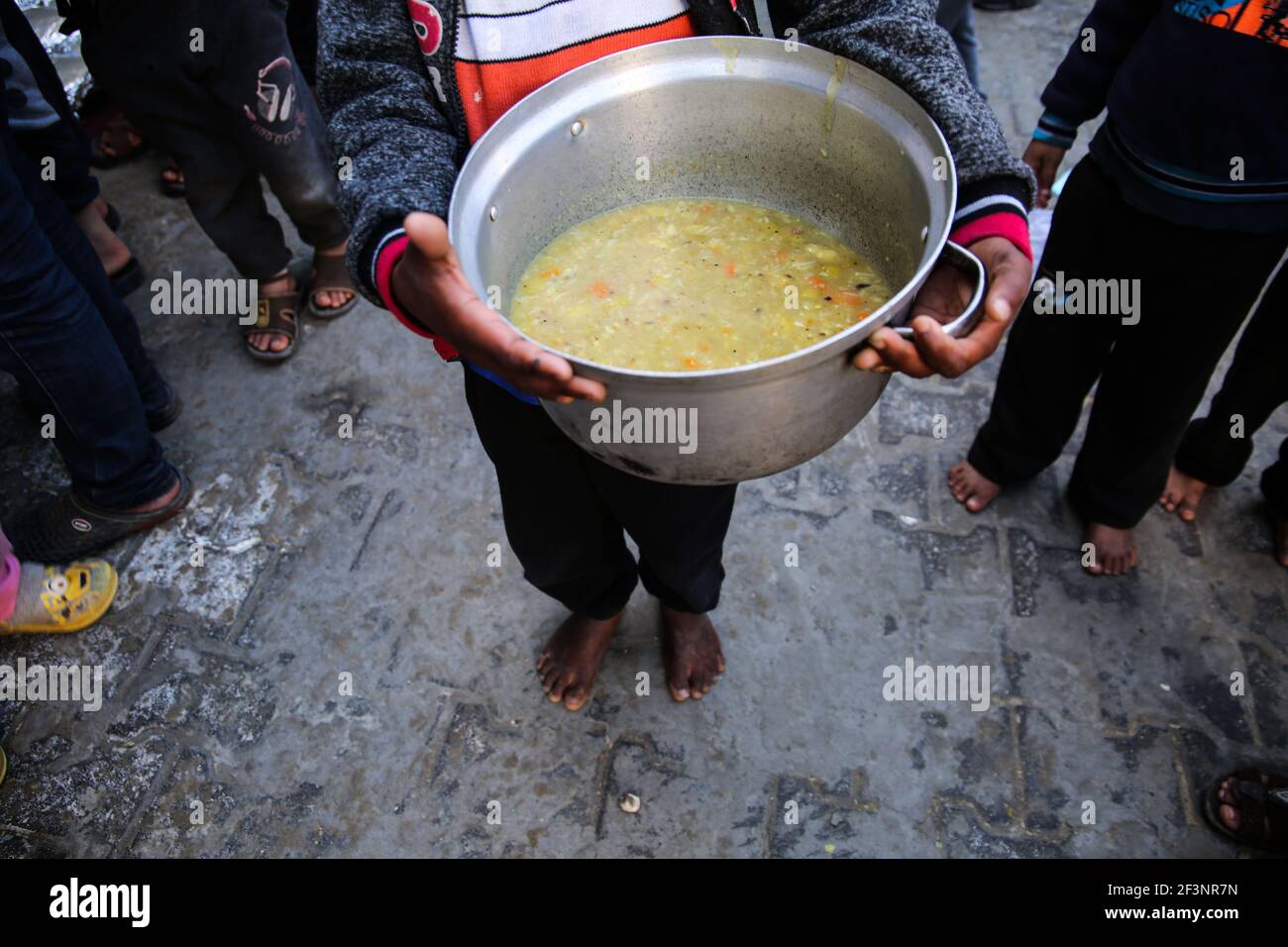 Aiuti alimentari alle famiglie bisognose a Gaza Foto Stock