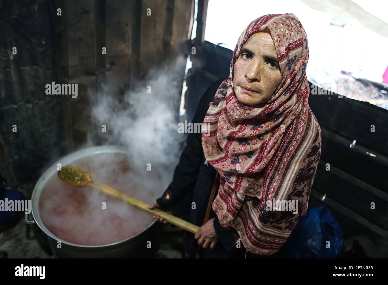 Distribuzione degli aiuti alimentari alle famiglie bisognose a Gaza Foto Stock