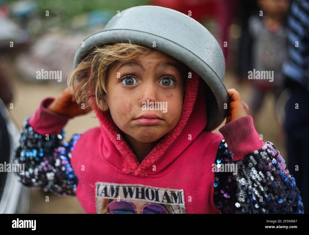 Distribuzione degli aiuti alimentari alle famiglie bisognose a Gaza Foto Stock