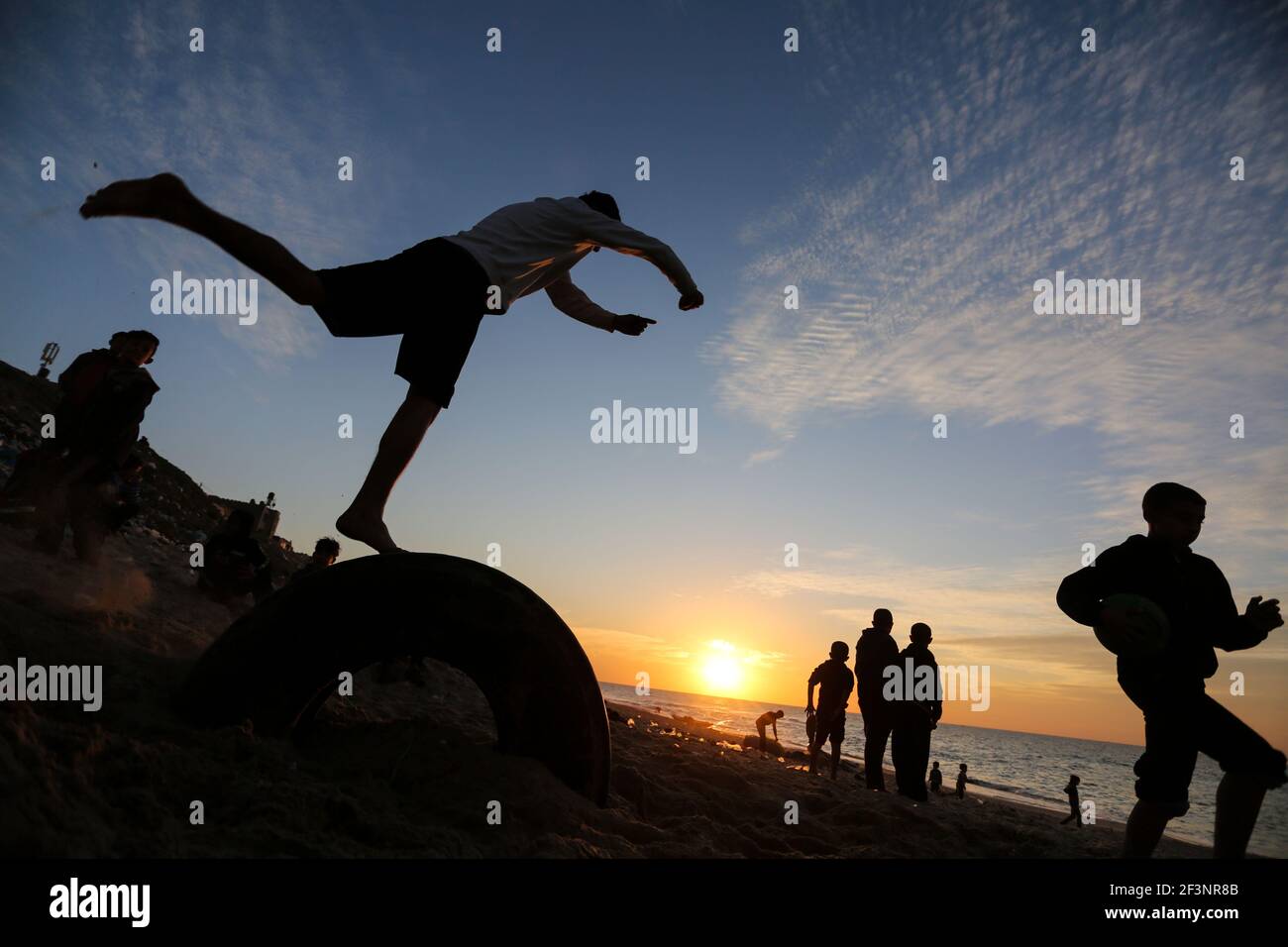 Vita quotidiana durante il tramonto a Gaza Foto Stock