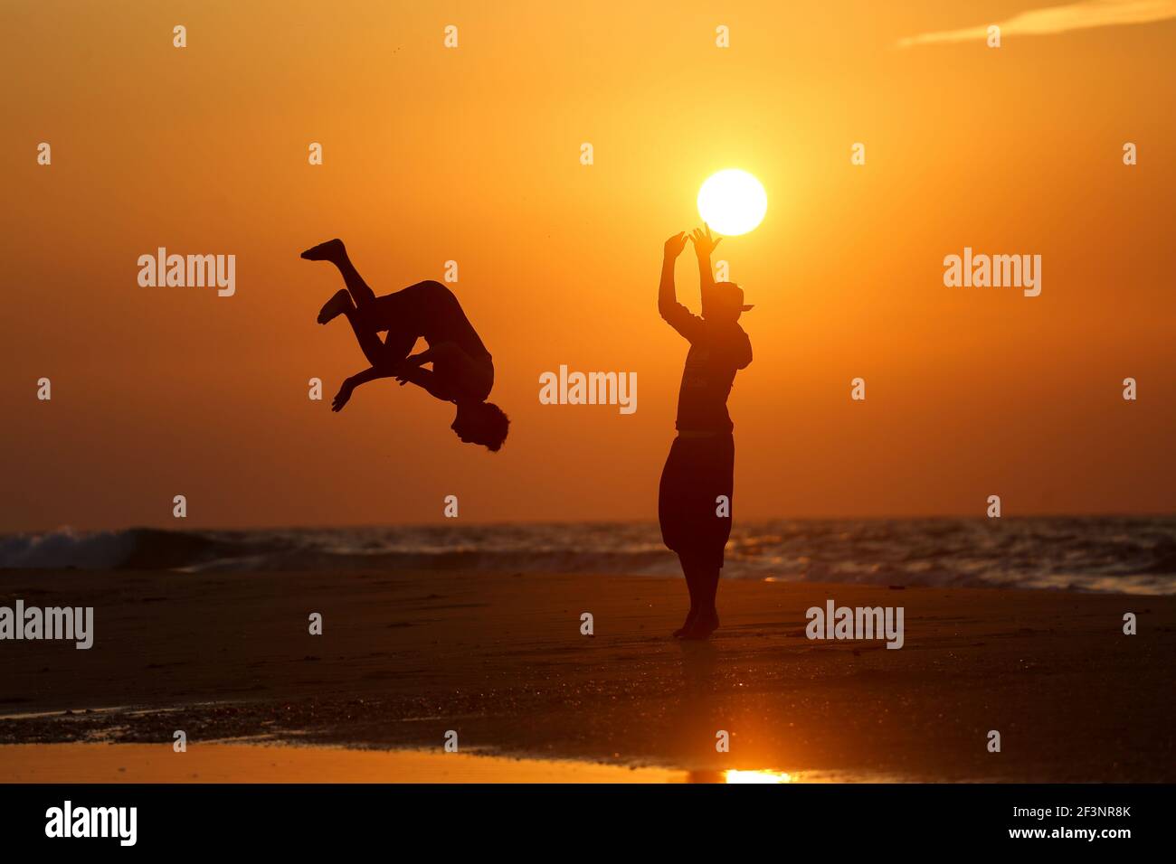 I giovani palestinesi praticano il Parkour a Gaza Foto Stock